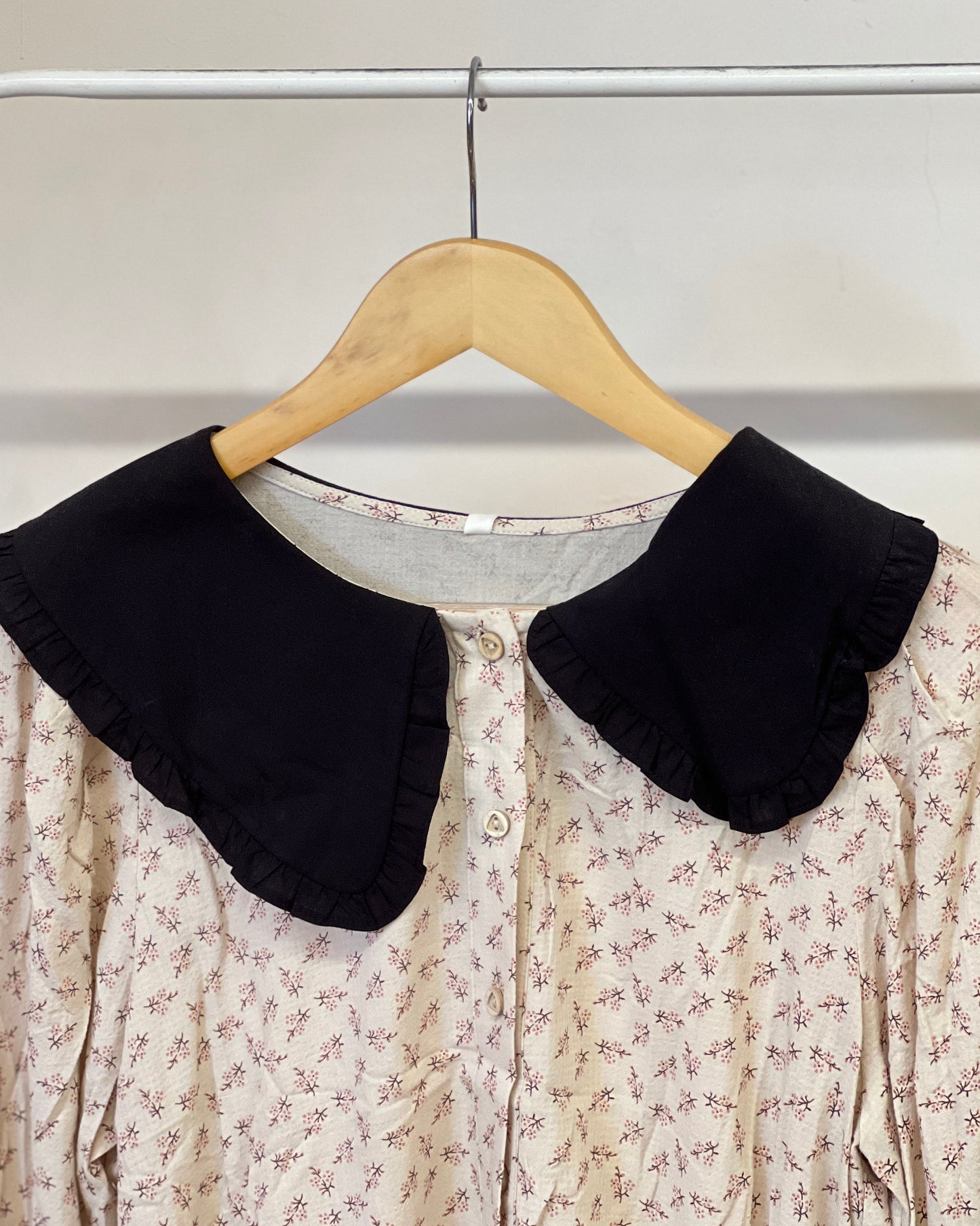 Tela by ash women charming floral blouse with black Peter Pan collar