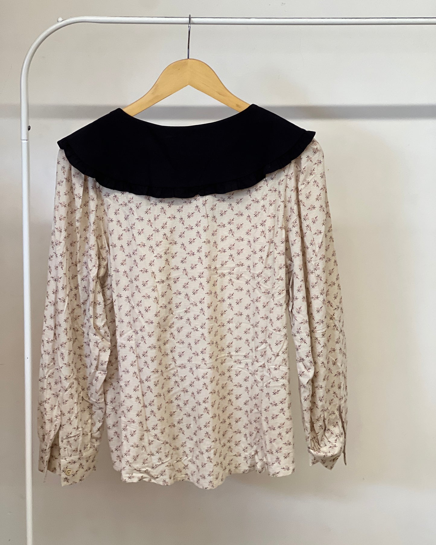 Tela by ash women charming floral blouse with black Peter Pan collar