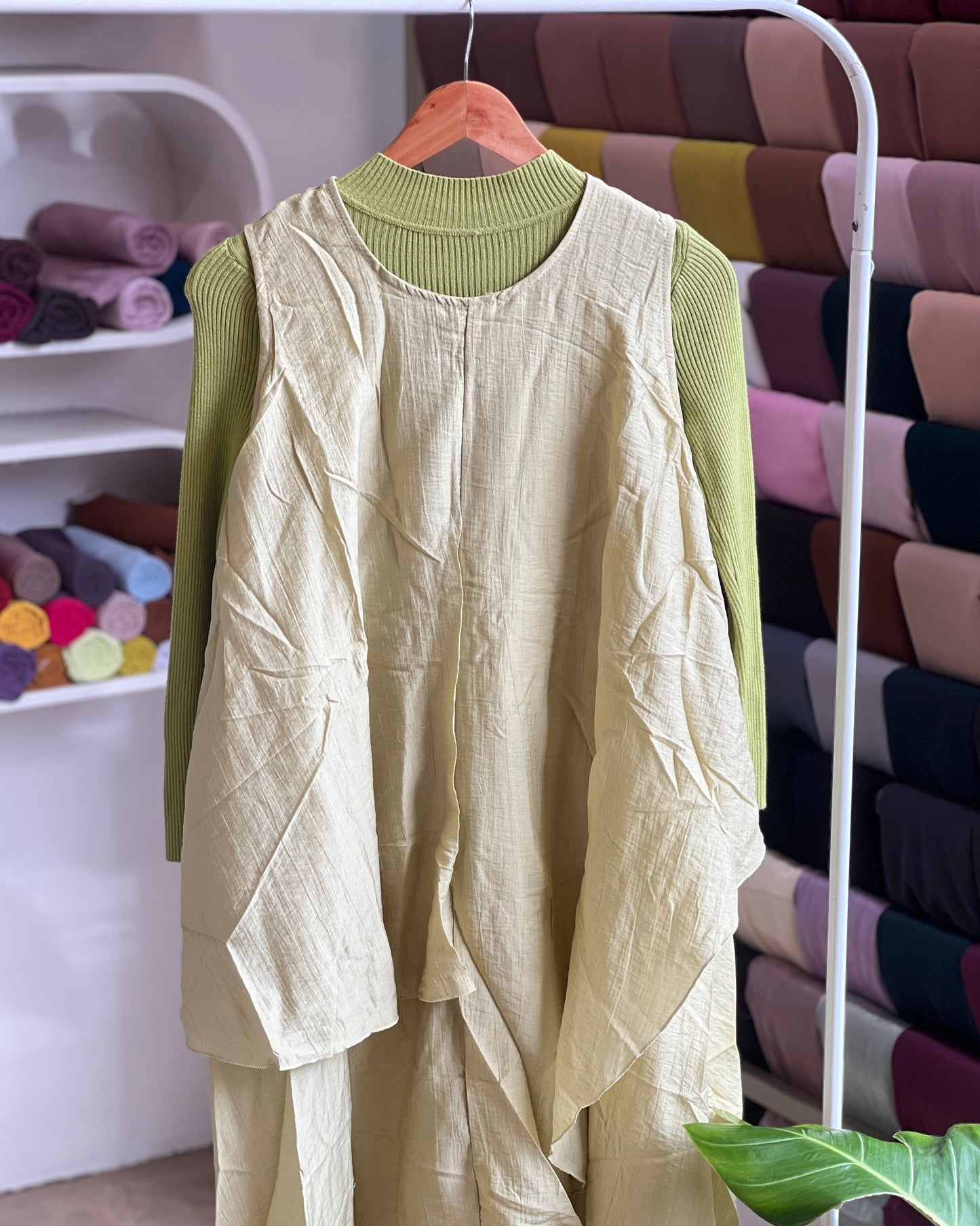 Layered pinafore with inner