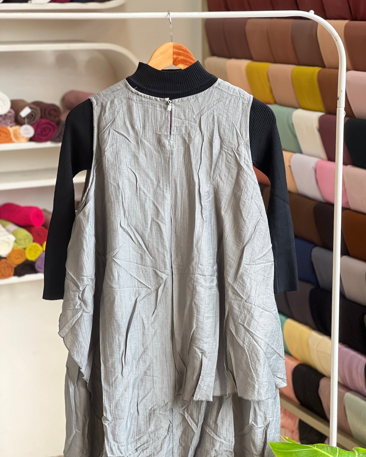 Layered pinafore with inner
