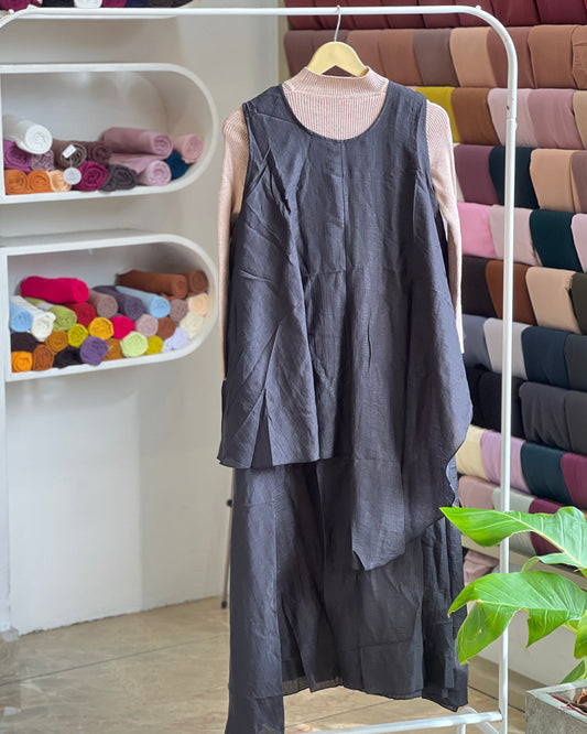 Layered pinafore with inner