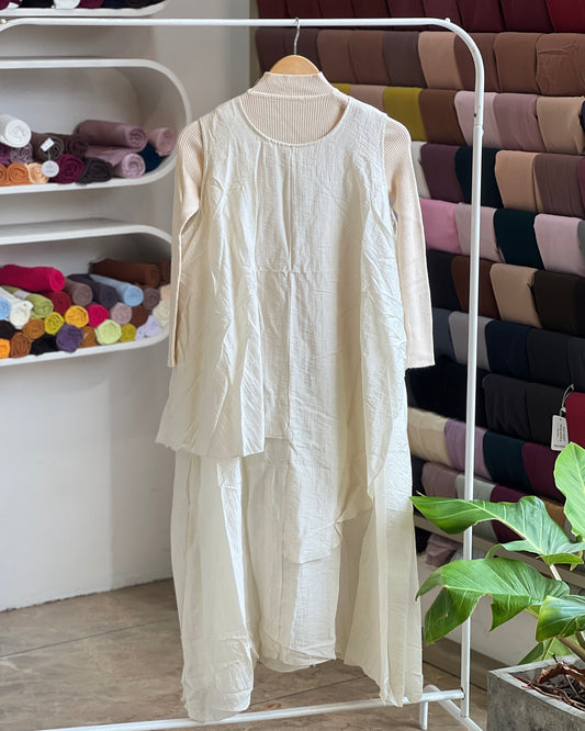 Layered pinafore with inner