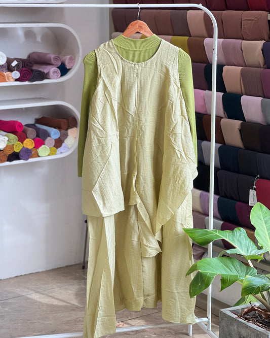 Layered pinafore with inner